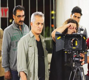 تصویری از بهروز سبط‌ رسول، کارگردان سینما و تلویزیون در حال بازیگری سر صحنه یکی از آثارش