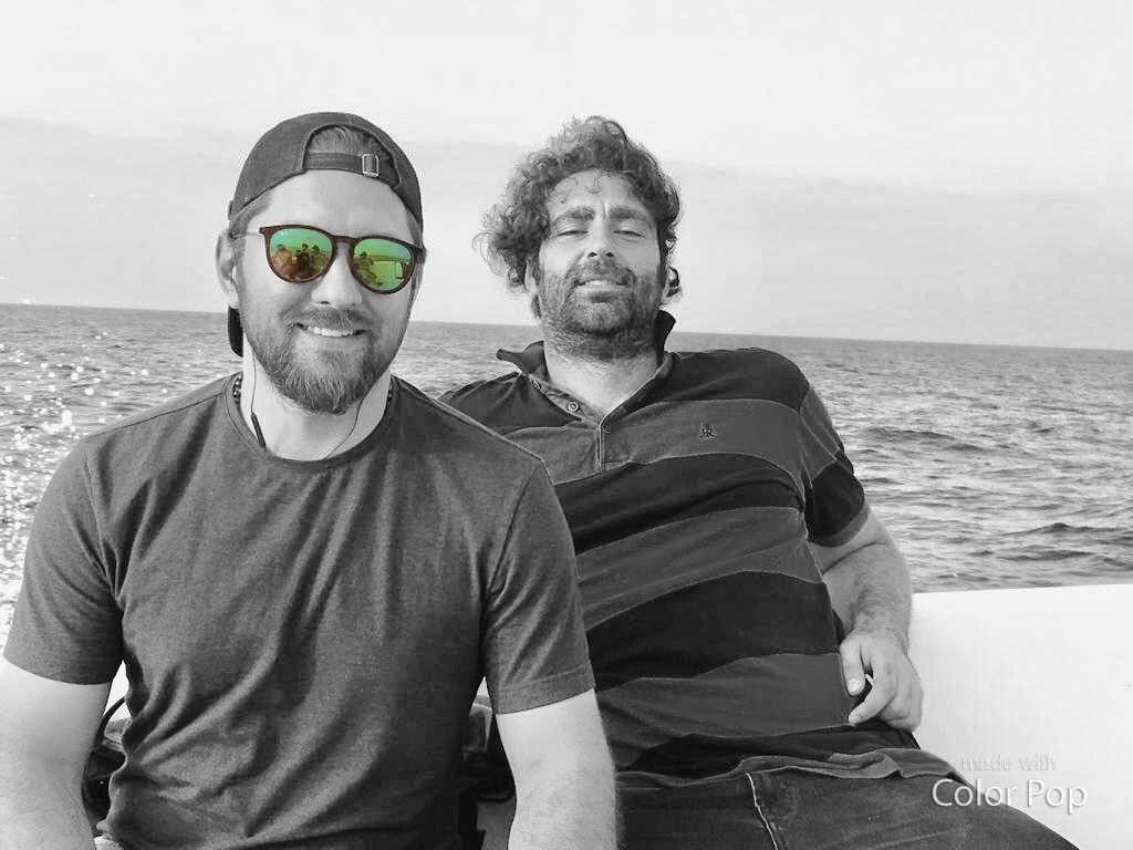 تصویری از محمد حیدر‌قلی‌فرد، مدیر تولید و بازیگر سینما و تلویزیون در حال بازیگری سر صحنه یکی از آثارش