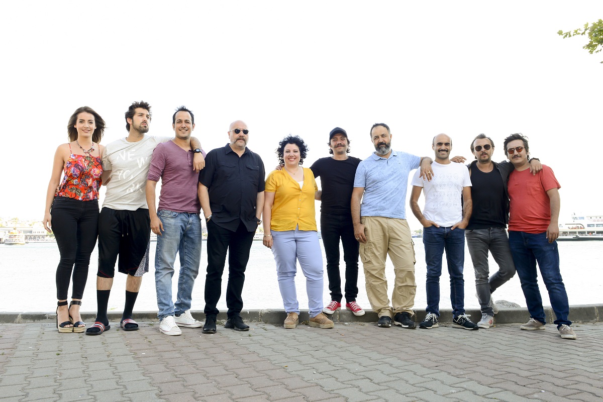 Ali Atay در صحنه فیلم سینمایی Ölümlü Dünya به همراه Dogu Demirkol، Feyyaz Yigit، Meltem Kaptan، Sarp Apak، Mehmet Ozgur، Ahmet Mümtaz Taylan، Alper Kul و Irem Sak