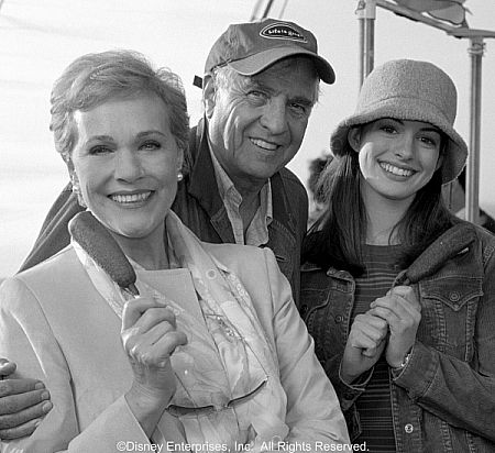 Julie Andrews در صحنه فیلم سینمایی دفتر خاطرات شاهزاده خانم به همراه گری مارشال و ان هتوی