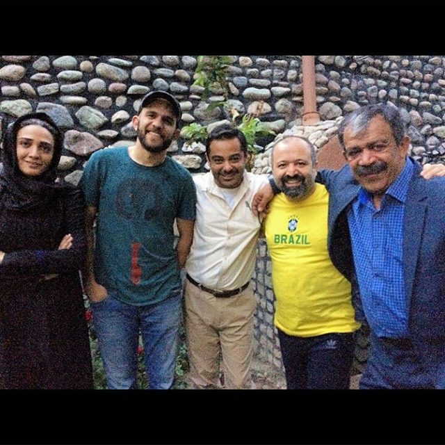 تصویری از بابک حمیدیان، بازیگر و تهیه کننده سینما و تلویزیون در حال بازیگری سر صحنه یکی از آثارش