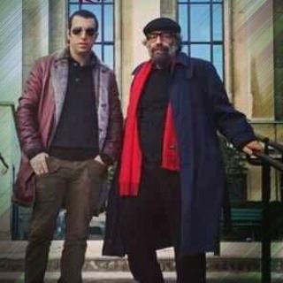 تصویری از پولاد کیمیایی، بازیگر و کارگردان سینما و تلویزیون در حال بازیگری سر صحنه یکی از آثارش