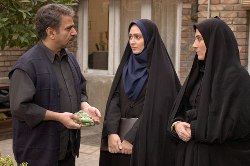 الهام حمیدی در صحنه سریال تلویزیونی زیر تیغ به همراه فاطمه معتمدآریا و پرویز پرستویی
