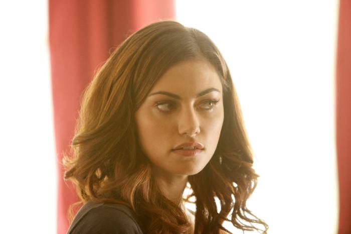 Phoebe Tonkin در صحنه سریال تلویزیونی اصیل ها