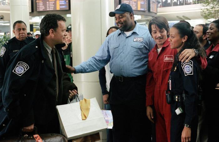 Barry Shabaka Henley در صحنه فیلم سینمایی ترمینال به همراه دیه گو لونا، تام هنکس، Chi McBride و زویی سالدانا