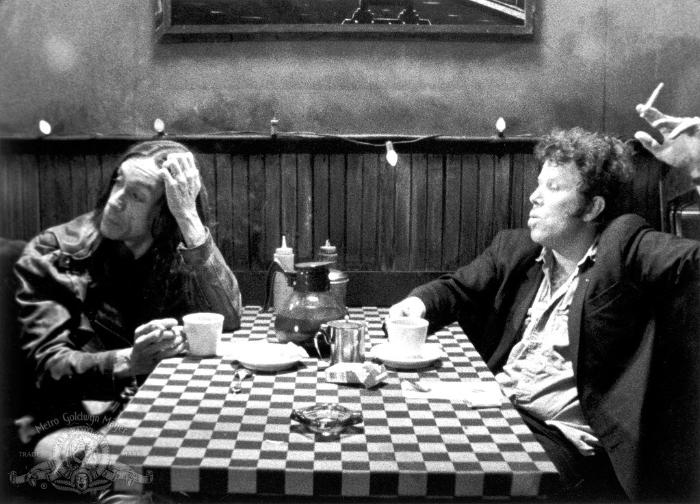 Iggy Pop در صحنه فیلم سینمایی قهوه و سیگار به همراه تام ویتس