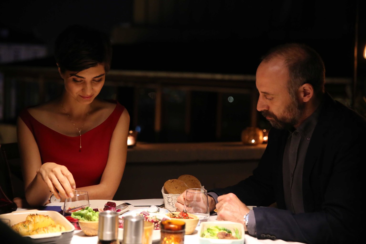 Halit Ergenç در صحنه فیلم سینمایی Red Istanbul به همراه Tuba Büyüküstün