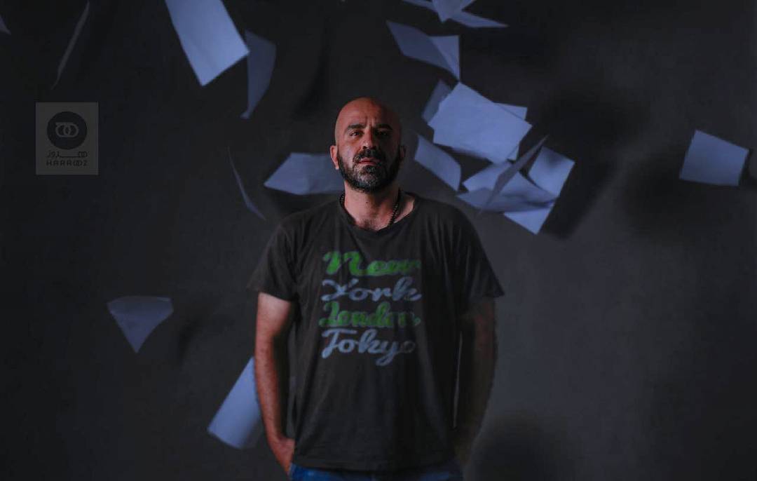 تصویری از مهدی حسینی‌نیا، بازیگر سینما و تلویزیون در حال بازیگری سر صحنه یکی از آثارش