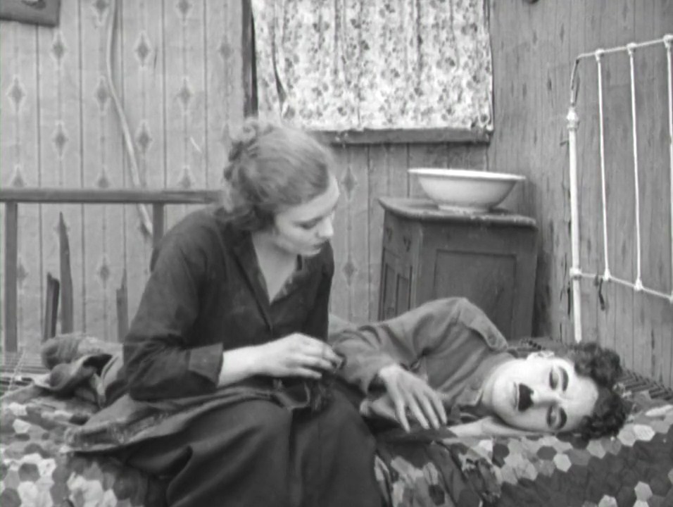 چارلی چاپلین در صحنه فیلم سینمایی The Chaplin Revue به همراه Edna Purviance