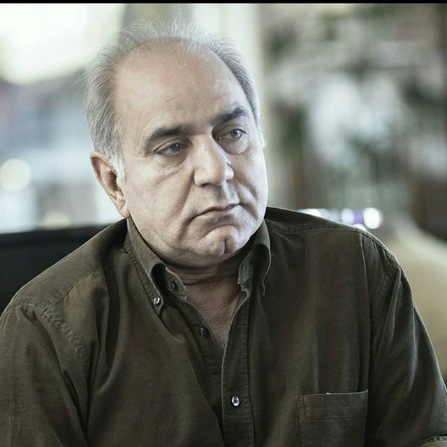 تصویری از پرویز پرستویی، بازیگر و تهیه کننده سینما و تلویزیون در حال بازیگری سر صحنه یکی از آثارش