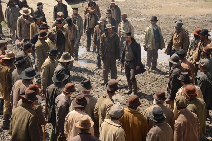 Duncan Ollerenshaw در صحنه سریال تلویزیونی جهنم متحرک به همراه انسون مونت