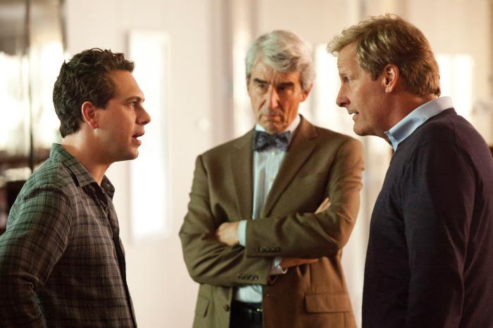 سم واترستون در صحنه سریال تلویزیونی اتاق خبر به همراه Thomas Sadoski و جف دانیلز