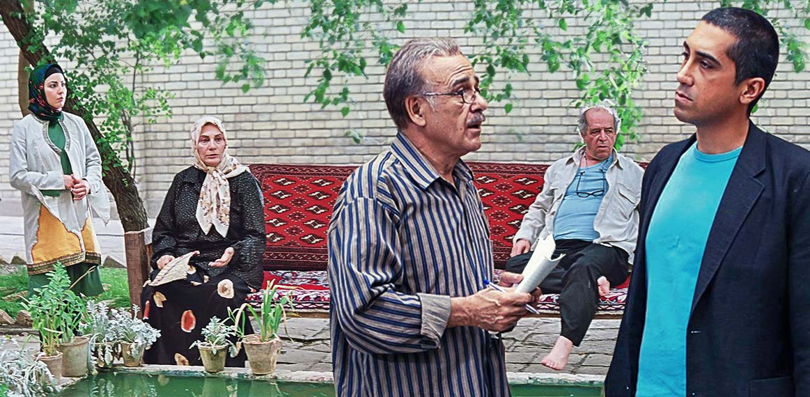 رضا بابک در صحنه سریال تلویزیونی یک وجب خاک به همراه مهتاج نجومی، محسن قاضی‌مرادی و رضا کیانیان