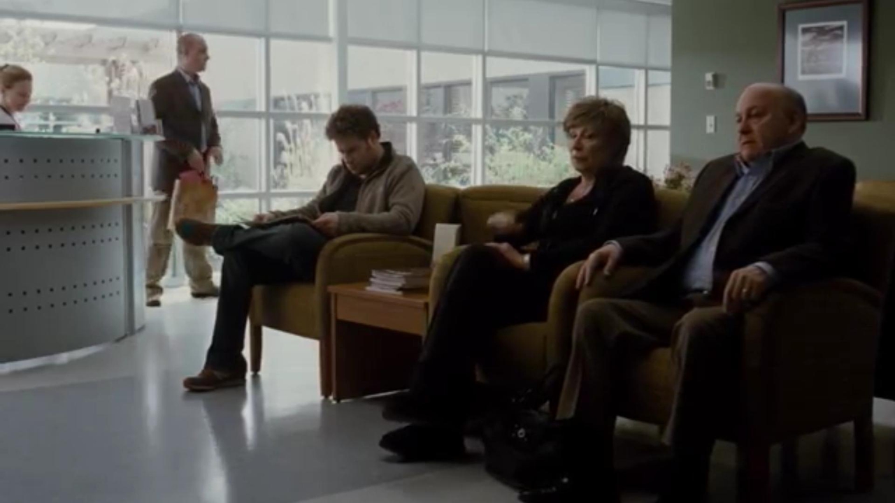 Seth Rogen در صحنه فیلم سینمایی 50/50 به همراه Anjelica Huston و Serge Houde