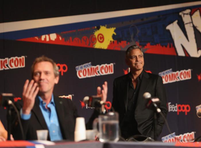 Hugh Laurie در صحنه فیلم سینمایی سرزمین فردا به همراه جرج کلونی