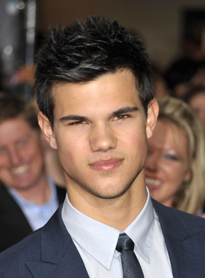 Taylor Lautner در صحنه فیلم سینمایی گرگ و میش: ماه نو