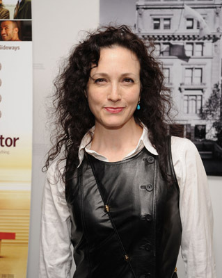 Bebe Neuwirth در صحنه فیلم سینمایی بازدیدکننده