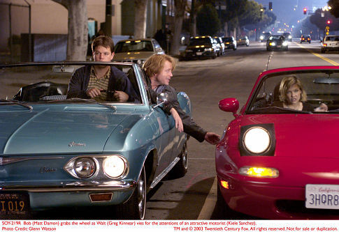Kiele Sanchez در صحنه فیلم سینمایی Stuck on You به همراه مت دیمون و گرگ کینر