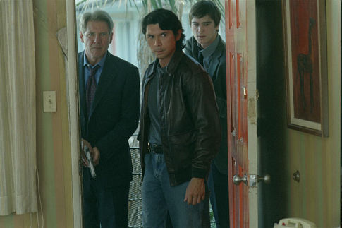 لو دایموند فیلیپس در صحنه فیلم سینمایی Hollywood Homicide به همراه هریسون فورد و Josh Hartnett