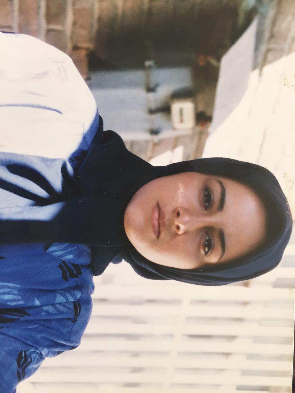 تصویری از آتوسا راستی، بازیگر سینما و تلویزیون در حال بازیگری سر صحنه یکی از آثارش