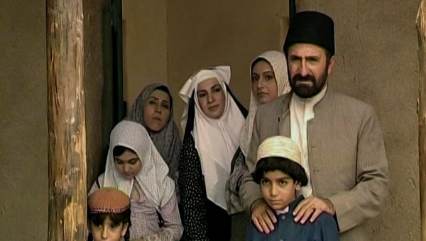 مهران رجبی در صحنه سریال تلویزیونی روزگار قریب به همراه پرهام کرمی