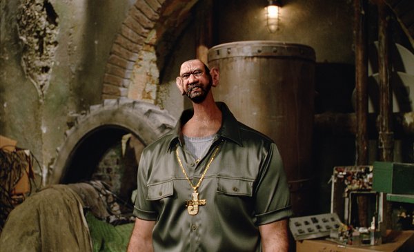 Tony Shalhoub در صحنه فیلم سینمایی مردان سیاه پوش ۲