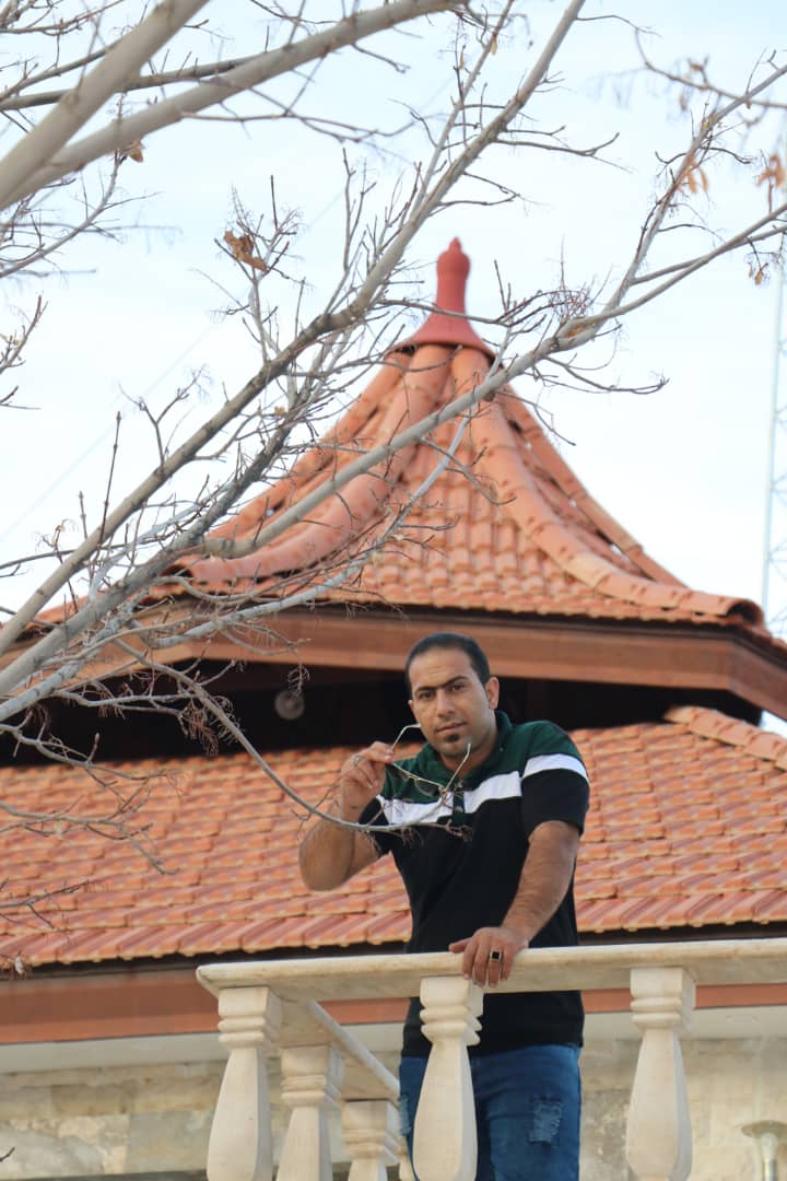 تصویری از وحید مرشدی، بازیگر سینما و تلویزیون در حال بازیگری سر صحنه یکی از آثارش