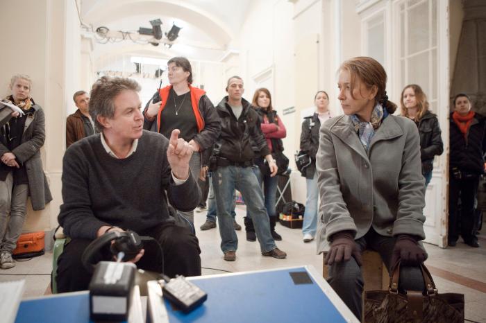 John Madden در صحنه فیلم سینمایی The Debt به همراه هلن میرن