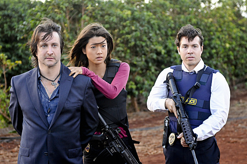 برانسون پینچوت در صحنه سریال تلویزیونی Hawaii Five-0 به همراه Grace Park و Jon Seda