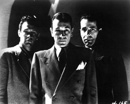 هامفری بوگارت در صحنه فیلم سینمایی Invisible Stripes به همراه George Raft و ویلیام هولدن