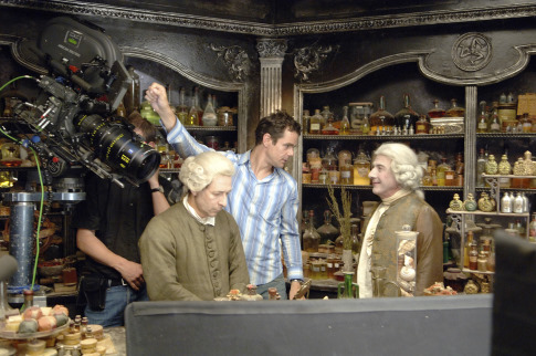 داستین هافمن در صحنه فیلم سینمایی عطر: قصه یک آدمکش به همراه آلن ریکمن و تام تیکور