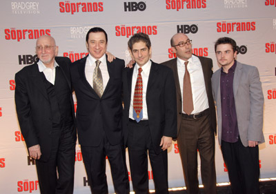 John Ventimiglia در صحنه سریال تلویزیونی سوپرانوز به همراه مایکل امپریولی، Robert Iler، Dominic Chianese و Federico Castelluccio