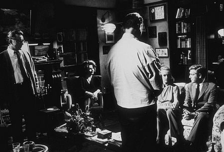 George Segal در صحنه فیلم سینمایی چه کسی از ویرجینیا ولف میترسد؟ به همراه Mike Nichols، Sandy Dennis، Elizabeth Taylor و Richard Burton