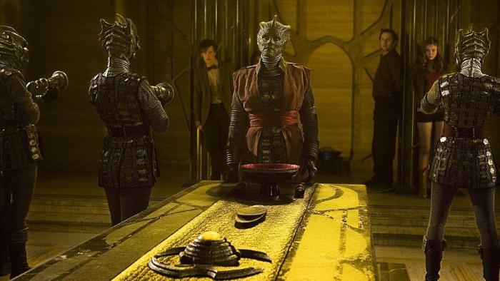 Neve McIntosh در صحنه سریال تلویزیونی Doctor Who به همراه Matt Smith و کارن گیلان