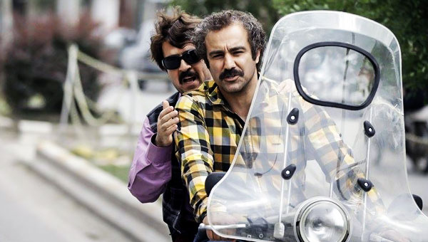 احمد مهران‌فر در صحنه سریال تلویزیونی پایتخت ۴ به همراه محسن تنابنده