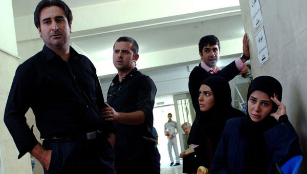 لیندا کیانی در صحنه سریال تلویزیونی تا ثریا به همراه هومن سیدی، الناز حبیبی و مهران احمدی