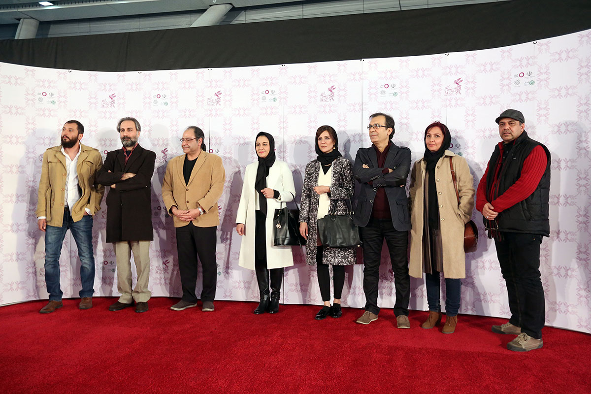سعید شهرام در صحنه فیلم سینمایی گیتا به همراه میترا تیموریان، مریلا زارعی، مسعود مددی و سارا بهرامی