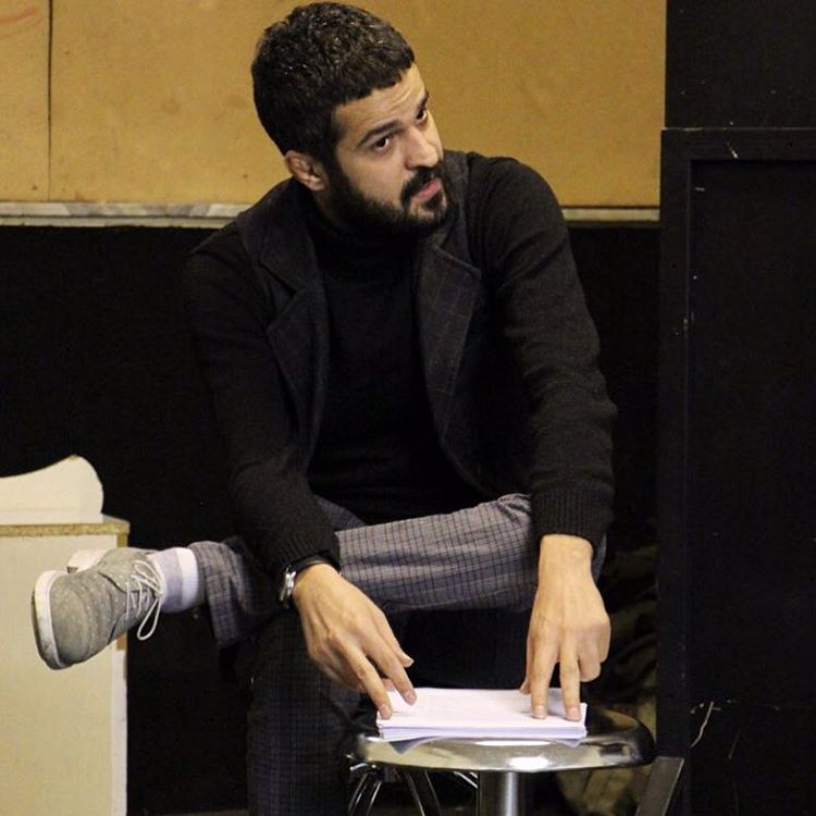 تصویری از مجتبی پیرزاده، بازیگر سینما و تلویزیون در پشت صحنه یکی از آثارش