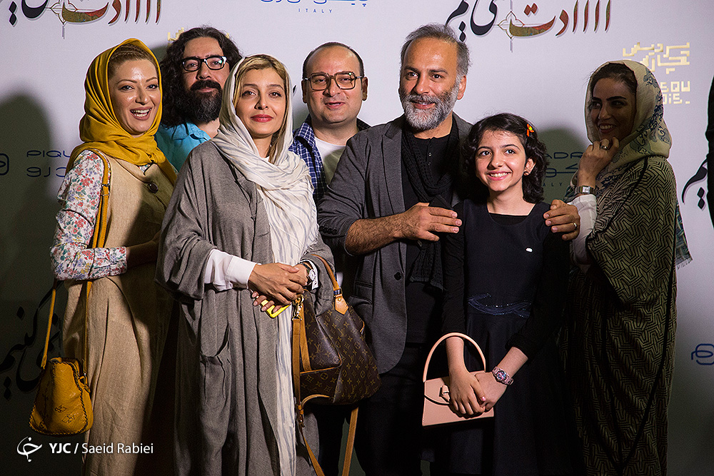 حمیدرضا آذرنگ در اکران افتتاحیه فیلم سینمایی عادت نمی‌کنیم به همراه ساره بیات، حامد ثابت و سارا سلطانی