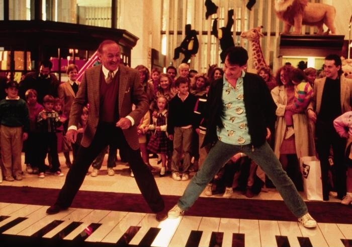 رابرت لوگیا در صحنه فیلم سینمایی بزرگ به همراه تام هنکس