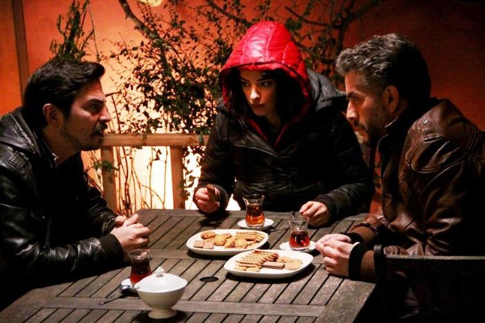 Murat Cemcir در صحنه سریال تلویزیونی سهم برادری به همراه Ahmet Kural و Seda Bakan