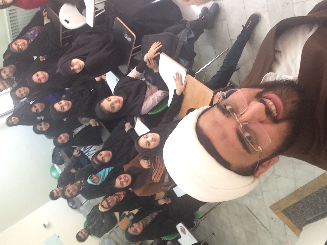 تصویری از عباس روزمه، تهیه کننده سینما و تلویزیون در حال بازیگری سر صحنه یکی از آثارش