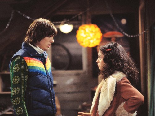 Ashton Kutcher در صحنه سریال تلویزیونی That '70s Show به همراه میلا کونیس