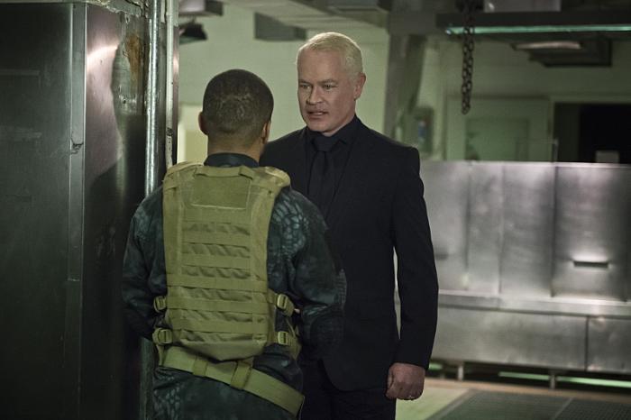 Eugene Byrd در صحنه سریال تلویزیونی پیکان به همراه Neal McDonough