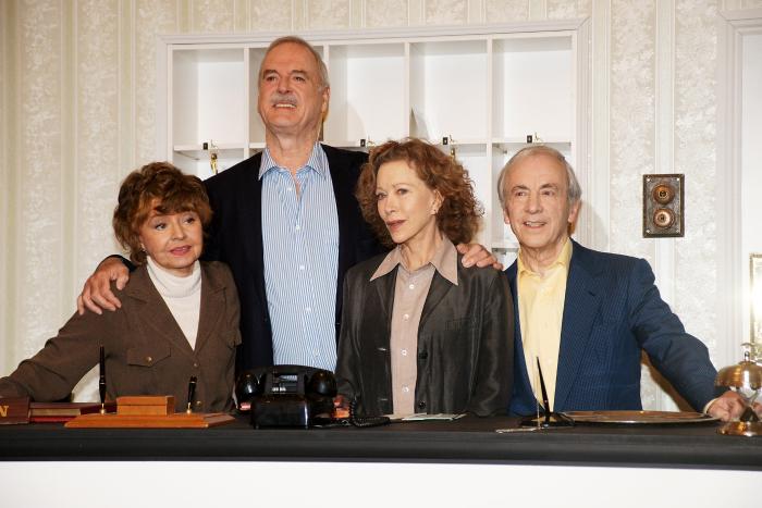 Prunella Scales در صحنه سریال تلویزیونی برج های فاولتی به همراه Andrew Sachs، جان کلیز و Connie Booth