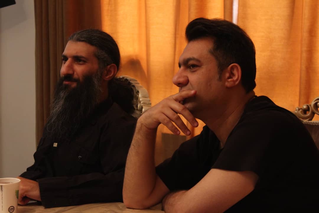 تصویری از امیر کرم یزدی، کارگردان و نویسنده سینما و تلویزیون در پشت صحنه یکی از آثارش