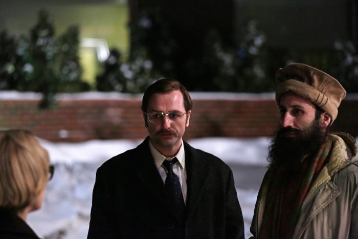 George Georgiou در صحنه سریال تلویزیونی آمریکایی  ها به همراه Matthew Rhys و کری راسل