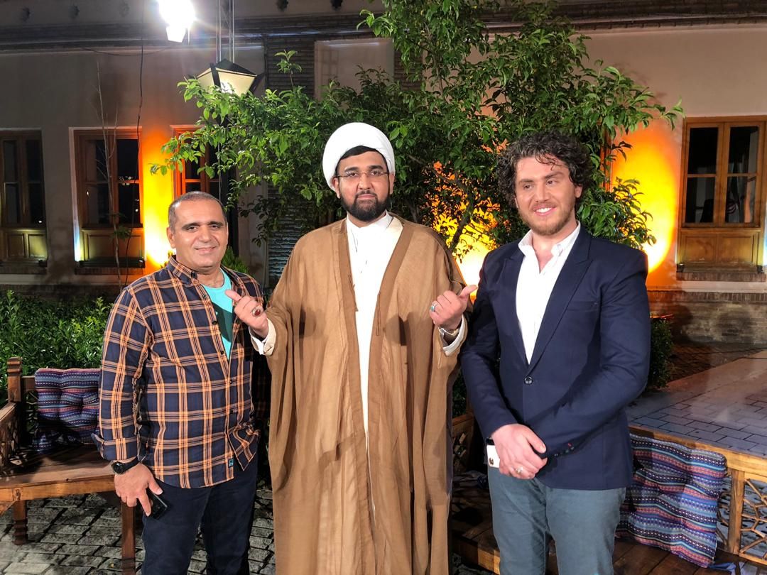 تصویری از عباس روزمه، تهیه کننده سینما و تلویزیون در حال بازیگری سر صحنه یکی از آثارش