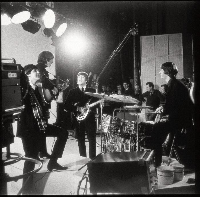 Ringo Starr در صحنه فیلم سینمایی A Hard Day's Night به همراه Paul McCartney، John Lennon و George Harrison