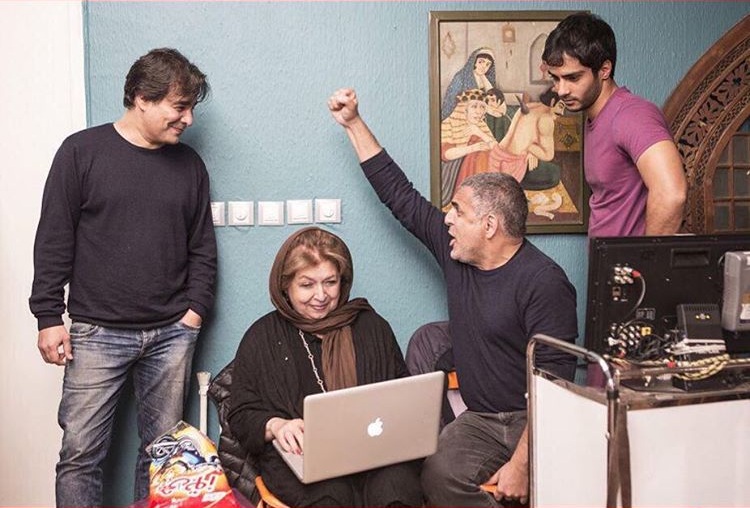 پیمان قاسم‌خانی در پشت صحنه فیلم سینمایی 50 کیلو آلبالو به همراه ساعد سهیلی و مانی حقیقی